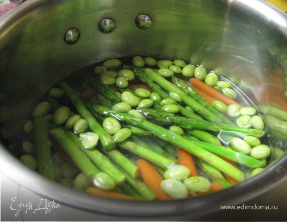 Морковку,спаржу,фасоль варить 8 мин в кипящей подсоленной воде. Откинуть на сито. 