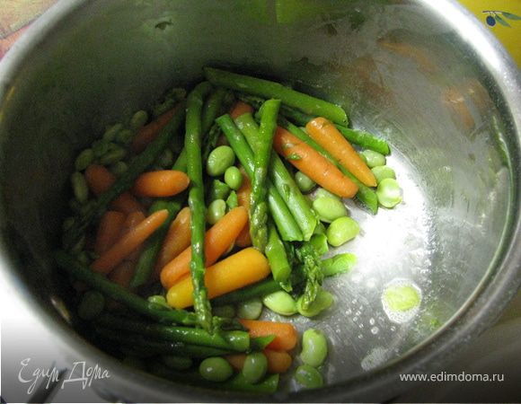 Добавить растительное и сливочное масло в кастрюлю и бланшировать 3 мин.