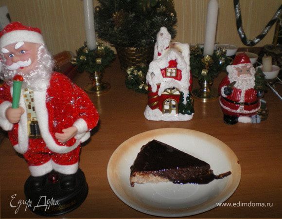 Перемешать 3 яйца,сахар, сметану, манку, творог. Перемолоть в блендере грецкий орех (кол-во по вкусу, на любителя).Добавить в массу.Добавить чайную ложку соды гашенной уксусом.Ванилин чуть чуть.Поставить в духовку 190 гр на 40 мин. По окончании, не вынимая из формы, проколоть во многих местах и дать остыть. Тем временем сварить глазурь на медленном огне, помешивая.Выложить на блюдо и щедро полить глазурью. Глазурь (3 ст.л. какао, 3 ст.л.молока,3 ст.л. сахара)должна быть жидкой консистенции, чтобы хорошо пропитать десерт.
