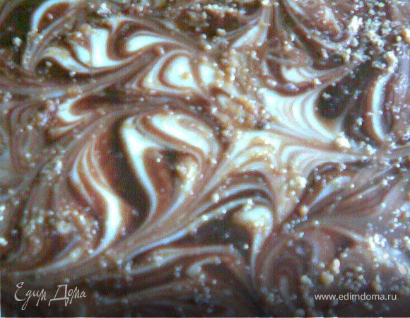 Готовый бисквит разрезать смазать кремом.Верхнюю часть покрывать кремом способом поочерёдного наливания по центру крема и глазури(ложка крема,ложка глазури).После зубочисткой сделать разводы.Посыпать измельчёнными орехами.