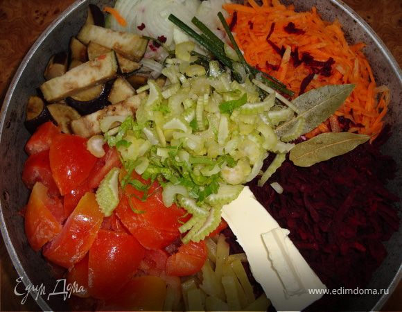 Добавить порезанные болгарский перец, помидоры, баклажаны (я все это дело заморозила с осени и использую всю зиму), зелень (укроп, петрушку или сельдерей - кто что любит, а можно и все вместе), лаврушку, кусочек сливочного масла (примерно 1/2 стол. ложки), чуть-чуть присолить, добавить уксус (кто как любит) и горячей воды из чайника - примерно на 2/3 от уровня заправки. Все это дело поставить на плиту и дать закипеть. Затем убавить огонь на минимум и тушить около 40-45 минут.