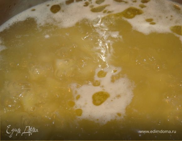 Как только мясо будет готово, вынуть его из бульона, бульон процедить (вдруг выварятся какие-то мелкие косточки или накипь не всю смогли выловить) и вернуть на плиту. Как только бульон закипит - добавить порезанный кубиками картофель.