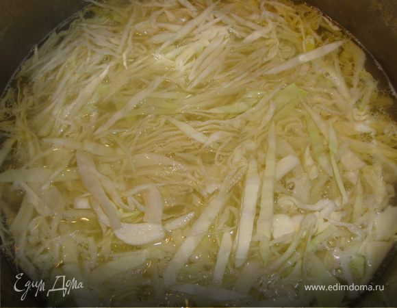 Немного подождать, пока закипит картошка, убавить огонь. Минут через 5-7, как только можно будет "разрезать" кусочек картошки ложкой, но не очень легко (чтобы не рассыпалась) добавить нашинкованную капусту. Огонь прибавить.