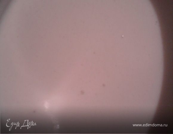 Взбить яйца с сахаром, добавить мед, маргарин и молоко, поставить все на водяную баню, когда смесь прогреется, добавить соду.