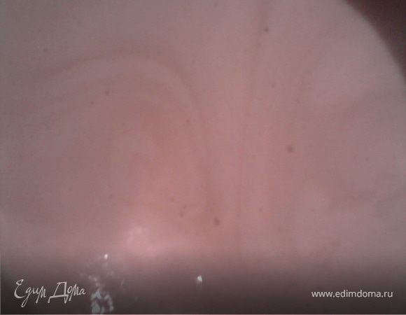 Варить на водяной бане минут 20, пока смесь не потемнеет.