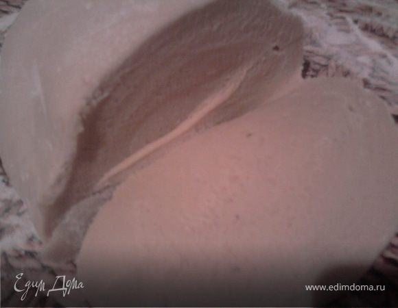 Затем снять, немного остудить и замесить тесто. Тесто получается плотное, не липнет к рукам и хорошо раскатывается в тонкие коржи.