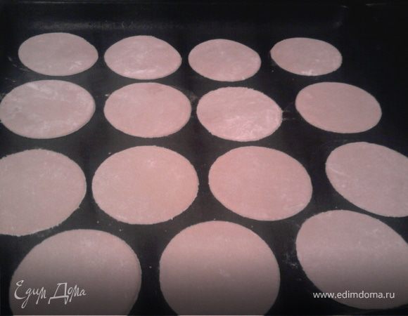 Для торта испечь коржи. Для пирожных вырезать из теста кружочки (квадратики и т.п.) 