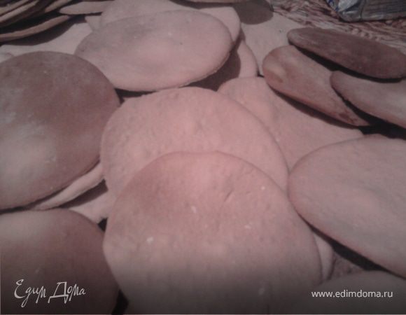 Выпечь заготовки для пирожных, они пекутся очень быстро.