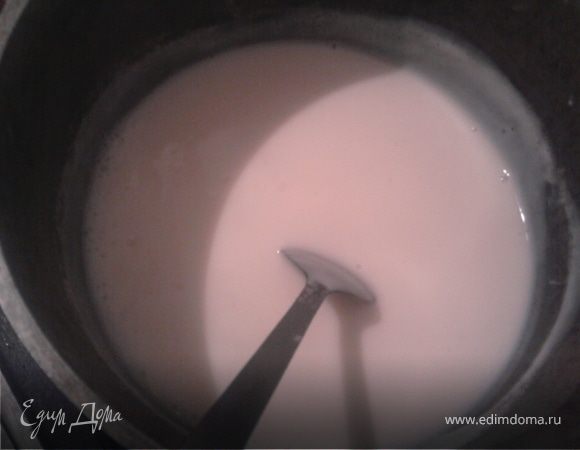 Параллельно приготовить заварной крем. Я пробовала различные рецепты, но этот подходит больше всего: влить в кастрюльку молоко (без 1/2 стакана), подогреть, отдельно смешать сахар с мукой и вбить туда яйцо, перемешть и разбавить оставшимся молоком. Влить эту смесь в нагревающееся молоко, постоянно помешивая, варить до загустения. Снять с огня и обязательно полностью остудить.