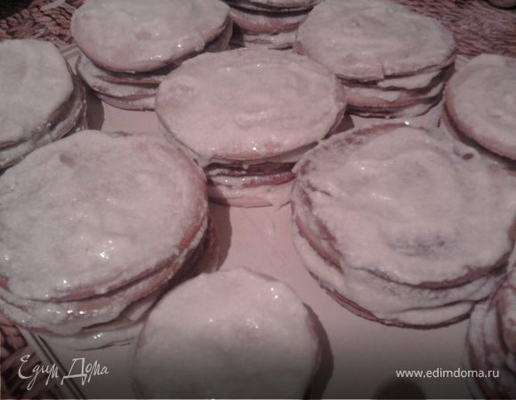 Смазать заготовленные коржики (достаточно по 6 штук), а края обсыпать сухарями (которые выпекаются из обрезок теста)