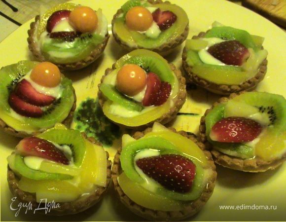 В песочные корзинки выложить заварной крем, затем фрукты и ягоды. Для того, чтобы фрукты не потемнели на них необходимо нанести разведенный пищевой желатин. Корзинки готовы. Приятного аппетита.