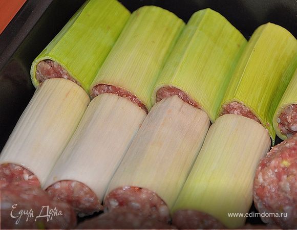 Отрезаем примерно по 6 см от белого края лук-порей, выдавливаем пальцем трубочки, я отрезала 3 раза, получилось примерно 25-30 трубочек. Заполняем трубочки фаршем.