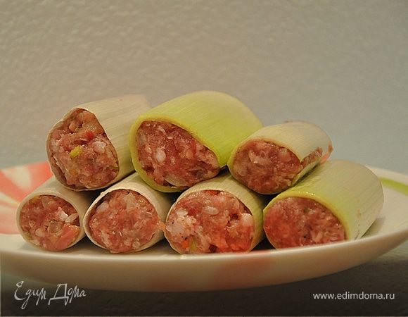 Трубочки с фаршем укладываю в противень, смазанный оливковым маслом, сверху смазываю сметанкой и в разогретую духовку на полчаса!