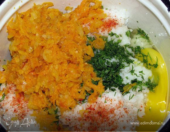 Рис отварить, охладить, перемешать с поджаренным до прозрачности мелконарезанным луком и морковью, укропом, петрушкой, яйцом, солью и специями.