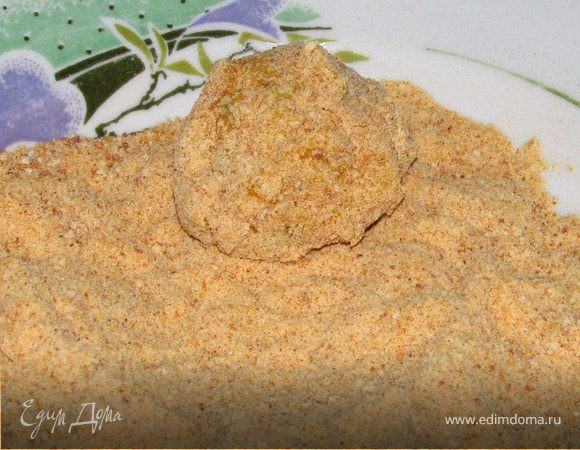 Из полученной массы сформировать шарики, окунуть их в яйцо  и обвалять в панировочных сухарях. 