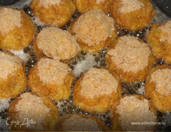 Тефтельки можно обжаривать на растительном масле в сковороде, или запекать в духовке, пока не подрумянятся.