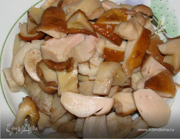 Белые грибы разморозить, или хорошенько отмочить, если вы используете маринованные грибы.