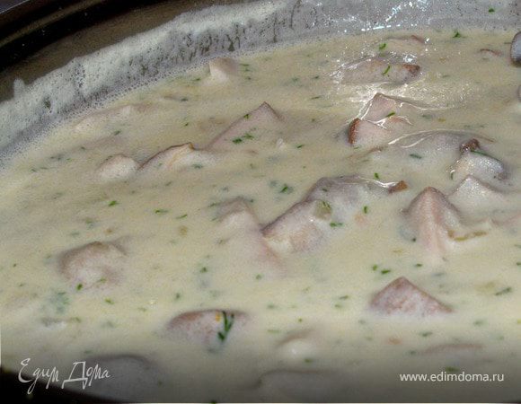 Для подливы: обжарить лук до прозрачности, добавить 1 ст. л. муки, подержать на огне, постоянно помешивая, 1 мин. Добавить куриный бульон, грибы, сливки или сметану и в самом конце укроп и чеснок (для любителей). Если тефтельки получились сухими, отправить их к грибам, чтобы они прониклись друг другом. Если сочные - подавать на тарелке с грибной подливой. Приятного аппетита!