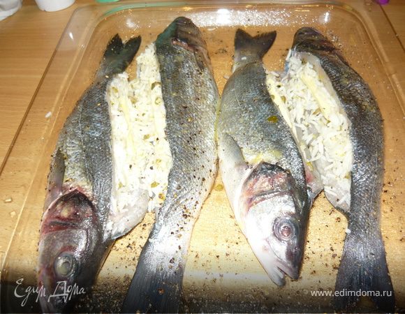 Полученной смесью наполнить рыбу. Можно добавить в рис небольшие кусочки сливочного масла, чтобы было сочнее. 
уложить на противень, взбрызнутый оливковым маслом. Накрыть фольгой и запекать 20 минут при температуре 200 градусов. 