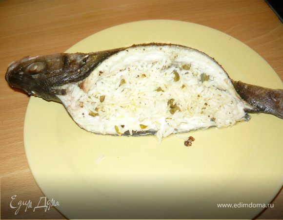 Готовую рыбу сбрызнуть соком лимона (из того, что остался без цедры). Подавать немедленно.