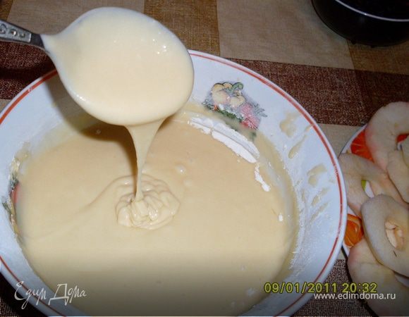 Взбить яйца с сахаром, добавить просеянную муку, влить растопленное масло. Дрожжи соединить с теплым молоком, добавить к тесту. Поставить на 30-40 мин. в теплое место.
