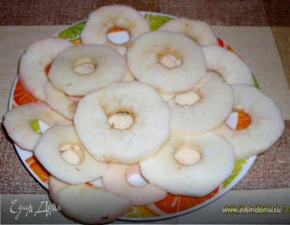 Яблоки очистить от кожуры, нарезать кольцами, вырезать середину.
