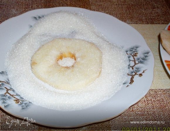 Разогреть сковороду с растительным маслом.
Яблоки макать сначала в сахар, потом в тесто (легче это делать не вилкой, а руками) и жарить до золотистого цвета. Всего ок.4-5мин. 