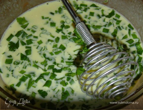 Для этой закуски нам нужно пожарить 4 омлета. Для этого смешиваем яйцо, 1 ст.л. сметаны, 1 ст.л. мелко нарезанного лука, солим, перчим, и хорошо перемешиваем.Сковороду смазываем маслом, и обжариваем омлет на среднем огне под крышкой.