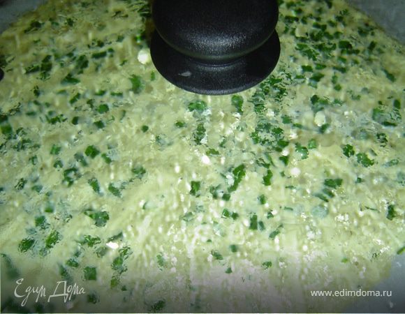 Омлет выкладываем на пищевую бумагу, накрываем крышкой, чтобы не обветривался. Таким образом, жарим 4 омлета. Первый омлет сворачиваем плотным рулетом, а а вторым омлетом плотно оборачиваем первый, таким образом получаем двойной рулетик. Так же поступаем с третьим и четвертым омлетом. Заворачиваем рулеты в пищевую пленку и отправляем в холодильник 1-1,5 часа.