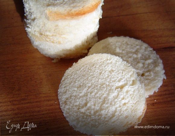 Из ломтиков батона вырезаем круглой формочкой кружочки (4-5 см), они должны быть чуть большего диаметра, чем диаметр рулета.