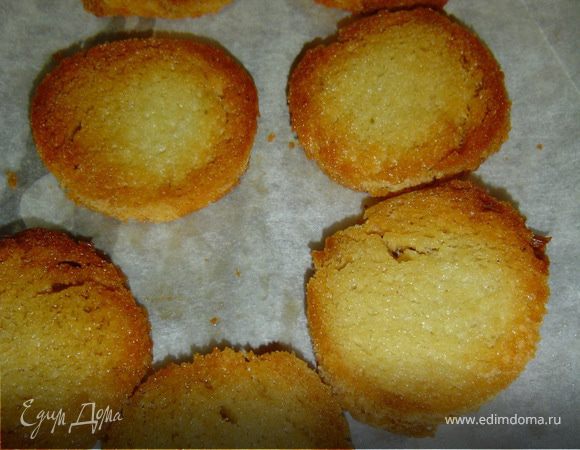 Оливковое масло смешиваем с растопленным сливочным маслом, и смазываем хлебные кружочки. Кладем их на противень, застеленный пищевой бумагой, и запекаем при температуре 180 гр. 20-25 минут.