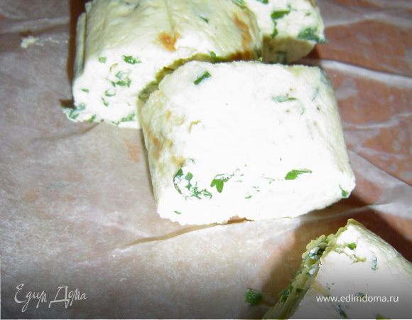 Достаем из холодильника рулеты и нарезаем их поперек кусочками (10 частей)