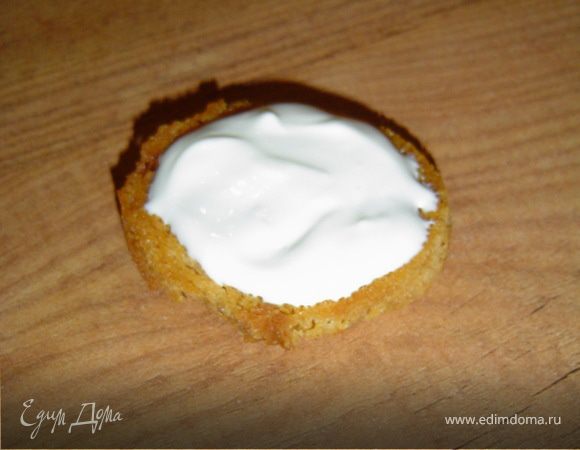 Хлебные кружочки смазываем сметаной,