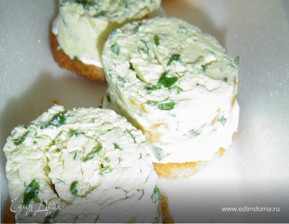 поверх сметаны кладем омлетный рулет,