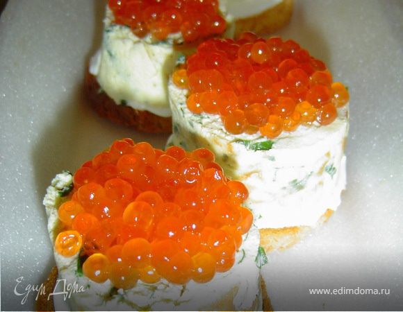 а сверху выкладываем красную икру и посыпаем измельченным луком.