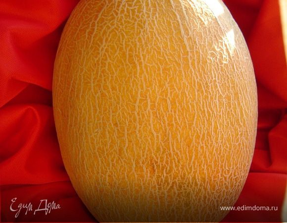 Начинаем с изготовления сосуда для коктейля. Для этого берем дыню,