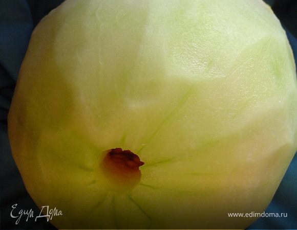 а дальше поступаем по усмотрению. Для быстрого и простого варианта, можно срезать верхушку дыни ввиде крышки, вычистить содержимое, обрезать часть мякоти(она пойдет для приготовления коктейля), можно с помощью ножа сделать зазубренные края у крышки. Вот такой у Вас получится сосуд, а сквозная дырка в крышке пригодится для соломинки. Это я Вам рассказала о простом варианте сосуда из дыни.
Но, я не ищу легких путей, и решила сделать сосуд более красивым. А что получилось у меня, посмотрите...
Я покажу несколько фотографий, а если будет интересно, то я отдельно расскажу и покажу подробно, как это сделать.
И так, делаем дынный сосуд...