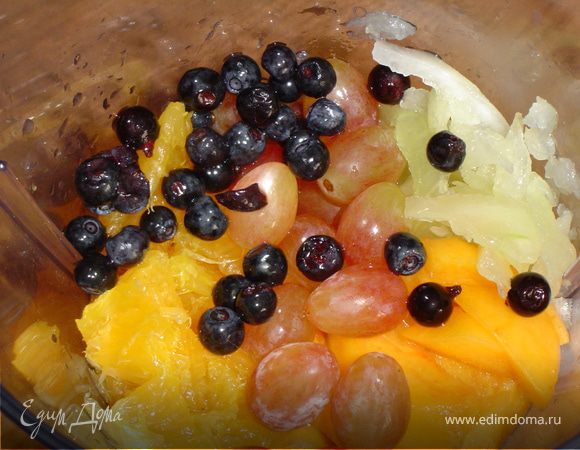 Сосуд готов и мы приступаем к приготовлению коктейля. В блендер кладем дыню, очищенный и измельченный персик, апельсин(очищенный от цедры), виноград, чернику,