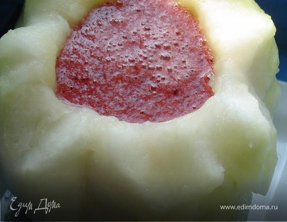 а затем переливаем коктейль в наш дынный сосуд.