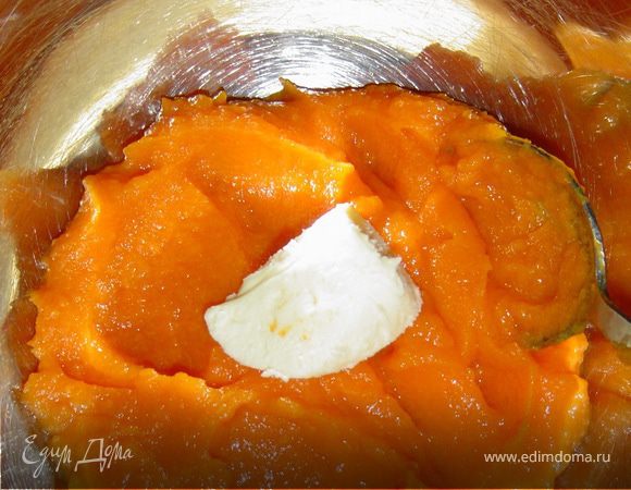 Запеченную тыкву пюрируем в блендере и в горячее пюре кладем сливочное масло, размешиваем.