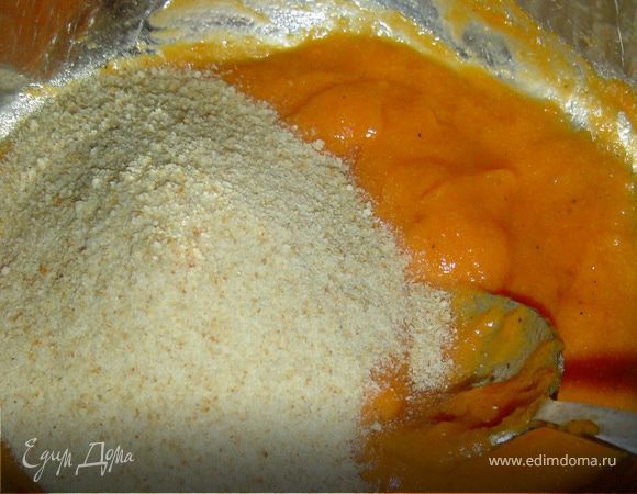 60г панировочных сухарей, все хорошо перемешиваем.