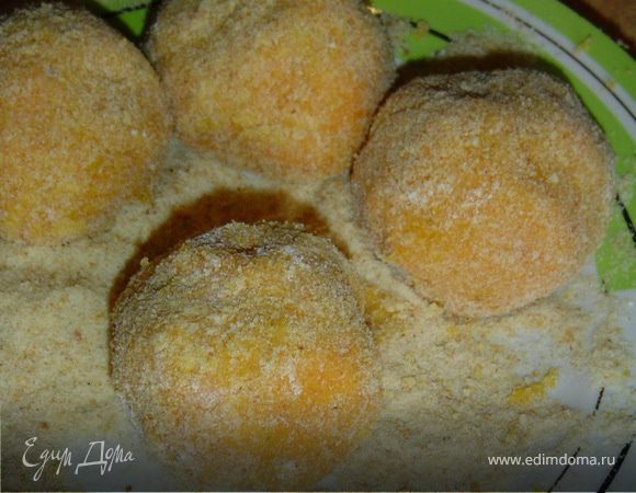 Из тыквенной массы формируем шарики, обваливаем их в муке, затем в взбитом яйце, и в панировочных сухарях.Обжариваем их на оливковом масле.