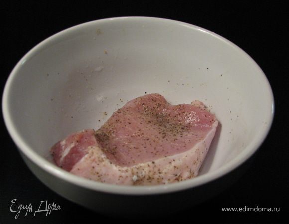 Замариновать мясо в лимонном соке на 5 мин, добавить перец и соль.