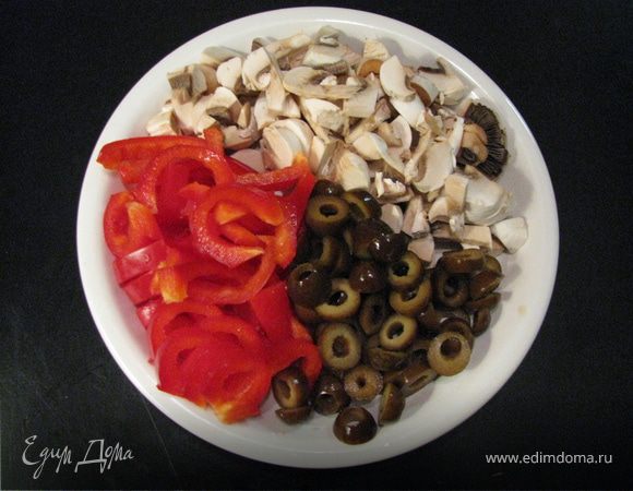 Перец,грибы нарезать соломкой, оливки кольцами. Очистить картофель, нарезать кубиками.