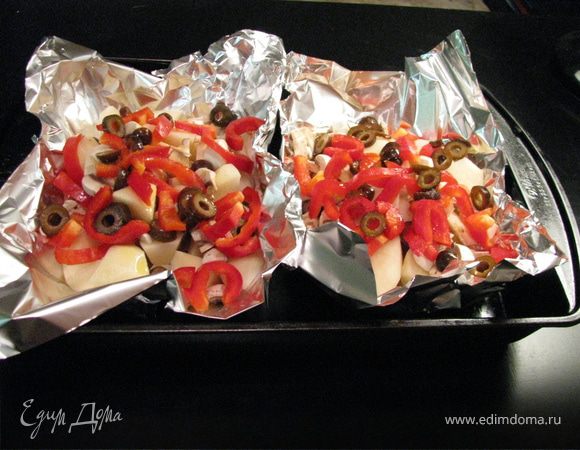 Мясо,грибы,перец,картофель,оливки виложить в торбочки из фольги, сбрызнуть маслом, посолить. 