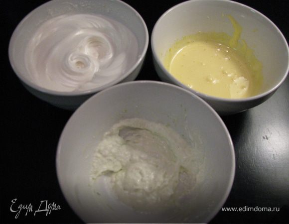 Духовка 180.
Яичные желтки отделить от белков.
Белки хорошо взбить с половиной сахарного песка. Желтки взбить с оставшимся сахаром. Творог смешать с соком и половиной цедры и добавить взбитые желтки.