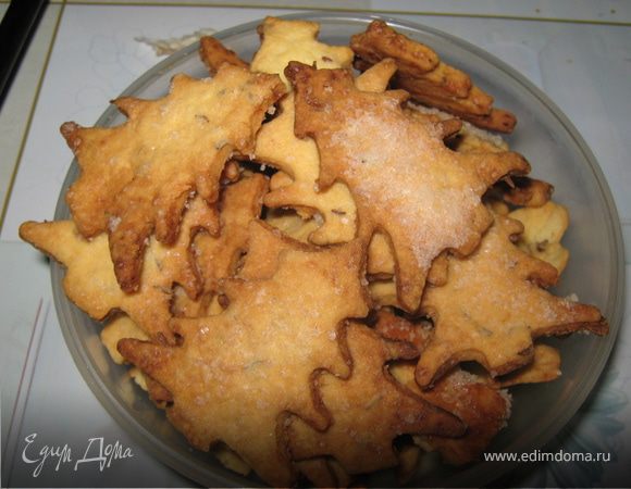 Противень выстелить бумагой, выложить печенье и выпекать в разогретой духовке до готовности. Можно присыпать сахарной пудрой.