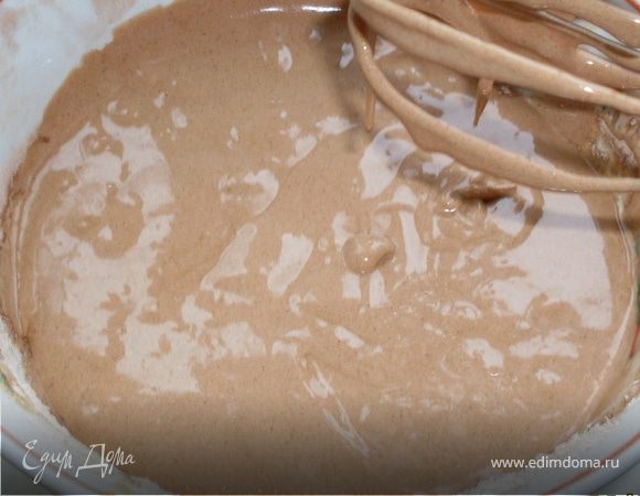 Добавляем муку с какао и разрыхлителем-взбиваем на меньшей скорости-аккуратно