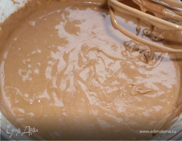 Добавляем растопленное масло- продолжаем аккуратно взбивать