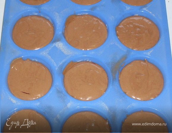 Духовка разогрета до 180град.
Разливаем массу в формочки для маффинов до половины высоты.
Кладем в середину четверть чайной ложечки конфитюра. Доливаем массу в формочки.